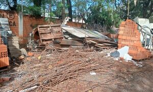 Vertedero de basuras y criadero de dengue en patio municipal, muestran abandono institucional