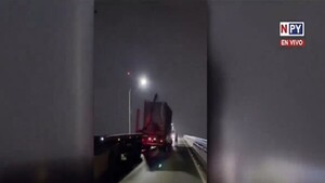Contenedor cayó sobre el Puente Remanso durante fuerte temporal