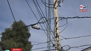 Columna de COPACO caída desde hace 5 días en barrio San Pablo