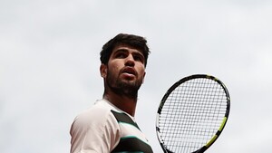 Alcaraz se deja un set en su vigésima victoria en Roland Garros