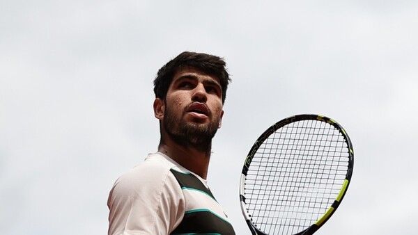 Alcaraz se deja un set en su vigésima victoria en Roland Garros