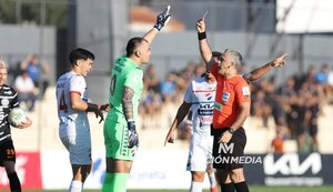Versus / Dirección de Árbitros reconoce un "error" que perjudicó a Nacional ante Olimpia