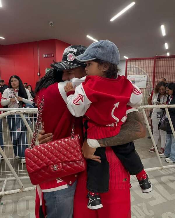 Robert Morales y su festejo familiar tras salir campeón con el Toluca de México - Gente - ABC Color