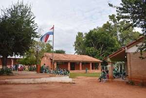 Persiste medida de fuerza en colegio de Yrybucuá y preparan viaje al Ministerio de Educación - Nacionales - ABC Color