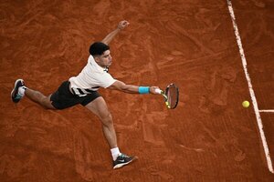 Versus / Alcaraz cede un set ante Marozsan, pero avanza en Roland Garros