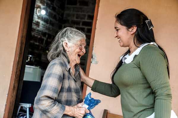 Secretaría del Adulto Mayor de Encarnación impulsa intervenciones barriales para conocer necesidades y ofrecer servicios
