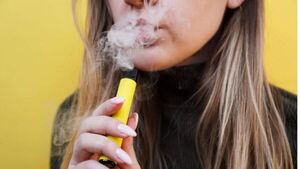 Preocupa vapeo en adolescentes: desde los 13 ya le bajan algunos niños y se enferman