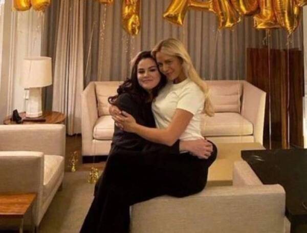 ¿Se pasaron de “la raya”? Revelan la verdad tras la foto de Selena con una “ami” que levantó polvo