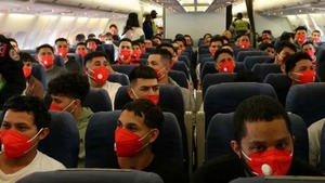 En un vuelo procedente de Honduras, regresaron a Venezuela 90 migrantes deportados de Estados Unidos - ADN Digital