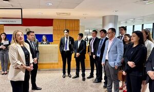 Estudiantes de Derecho de la UNE visitan sede judicial de CDE