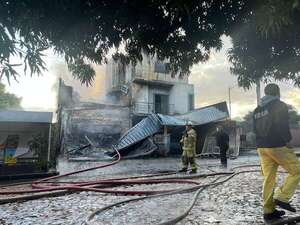 Incendio de gran magnitud consumió un depósito en Fernando de la Mora - Policiales - ABC Color