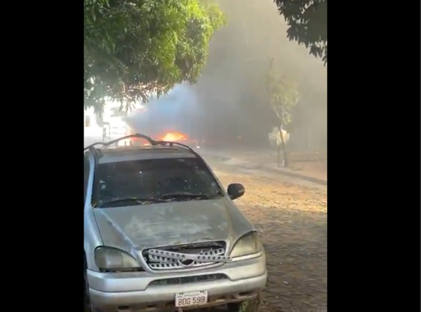 Bomberos logran confinar fuego en depósito ubicado en Fernando, Zona Sur - 1000 Noticias