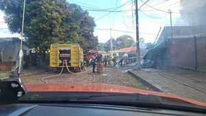 Depósito de repuestos y aceite se incendia en Fernando de la Mora