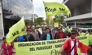 Docentes marchan para exigir al MEC frenar implementación de la ley de Educación Inclusiva - OviedoPress