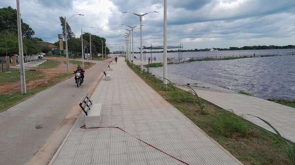 Villeta: paseo costero que costó más de G. 2.000 millones es afectado por la crecida del río Paraguay - Nacionales - ABC Color