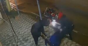 La Nación / Delincuentes chocaron a trabajador y lo golpearon para robarle su moto