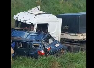 Dos personas fallecidas dejó un triple choque ruta ári