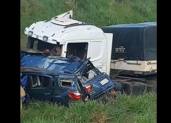 Dos personas fallecidas dejó un triple choque ruta ári