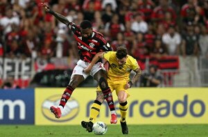 Versus / Flamengo sufre, pero pasa a octavos de Libertadores