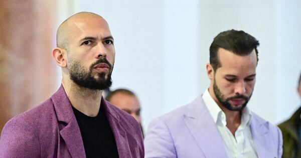 La Nación / El influencer Andrew Tate enfrenta 10 cargos, acusado por Fiscalía británica