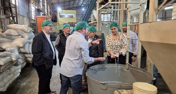 UIP visita industria especializada en embalajes, bolsas biodegradables, compostables y repelentes en Alto Paraná
