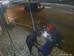 (Video) Violento robo a un asaditero: le chocaron, golpearon y robaron la moto