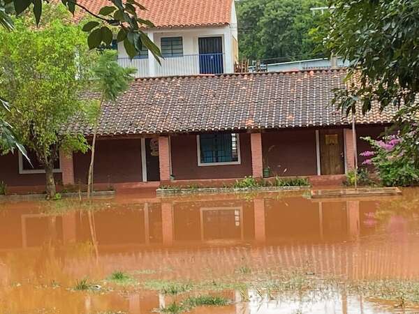 Asunción: escuela del Bañado evacuó a sus alumnos por inundación - Nacionales - ABC Color