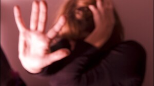 Joven denuncia que la ex de su novio la mandó raptar y abusar