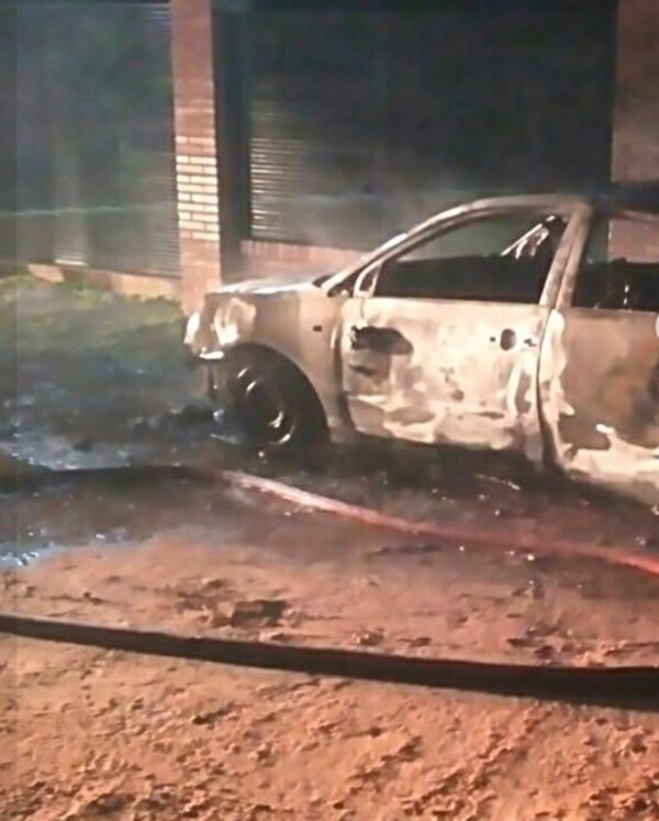 La Nación / Mujer quemó el auto de su supuesta rival y luego se entregó a la Policía