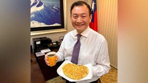 Video: "Mbejú y cocido nos van a calentar", la fórmula del embajador taiwanés para días de frío