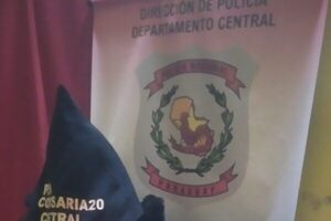 Doña incendió auto de la nueva conquista de su amorchi por celos ha upéi se entregó en la comi