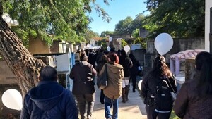 Con globos al cielo y críticas a la "fría" Fiscalía, así dan el último adiós a Elías