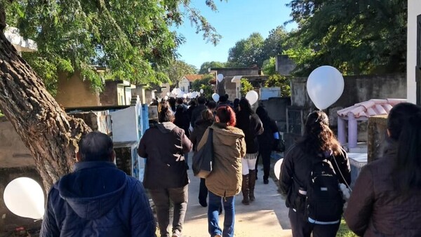 Con globos al cielo y críticas a la "fría" Fiscalía, así dan el último adiós a Elías