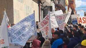 Desde Atyrá llegaron con carteles para reclamar el asfaltado del camino