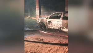 Mujer quemó el auto de su supuesta rival y luego se entregó a la Policía