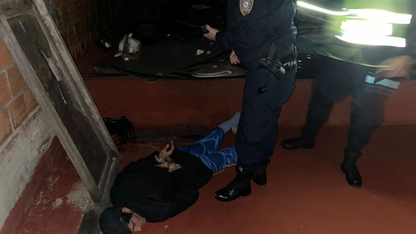 Detienen a dos hombres en el techo de un banco en Asunción - ADN Digital