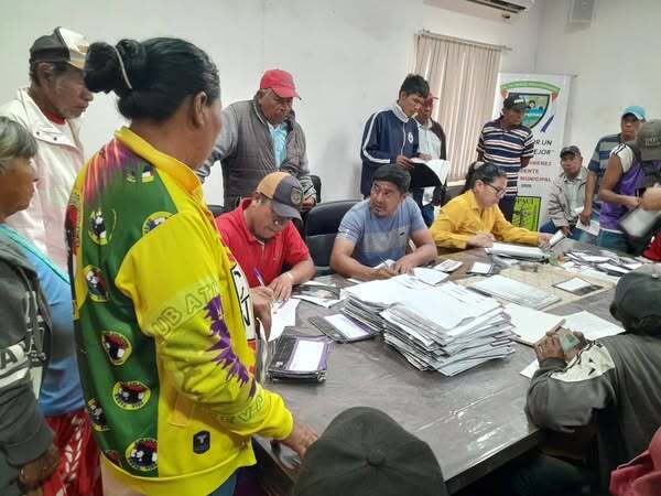 220 adultos mayores de Irala Fernández acceden a tarjetas para el cobro de pensiones