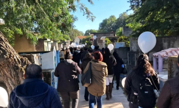 Despiden a Elías con globos al cielo y reclamos por falta de acción fiscal