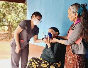 Brindan atención médica domiciliaria a personas adultas