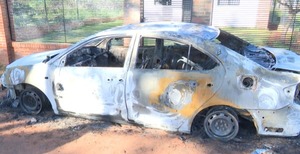 J. Augusto Saldívar: mujer quemó el auto de la presunta amante de su pareja | Unicanal