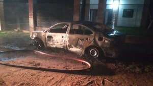 Incendió el automóvil de otra mujer que estaba con su pareja - Policiales - ABC Color