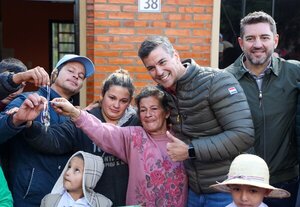 Presidente entrega viviendas y millonarios aportes durante su visita a Caazapá - .::Agencia IP::.