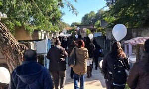 Con globos al cielo y críticas a la “fría” Fiscalía, así dan el último adiós a Elías – Prensa 5