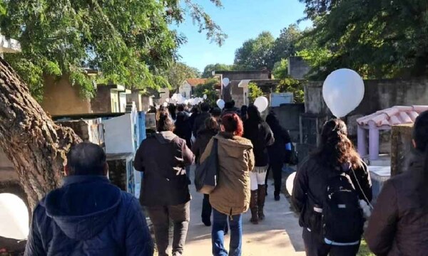 Con globos al cielo y críticas a la “fría” Fiscalía, así dan el último adiós a Elías – Prensa 5