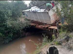 Puente de madera colapsa tras años de abandono y deja aisladas a varias comunidades  - Nacionales - ABC Color