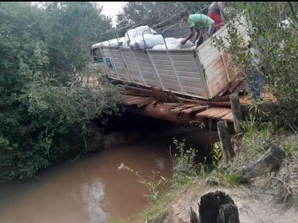 Puente de madera colapsa tras años de abandono y deja aisladas a varias comunidades - Nacionales - ABC Color