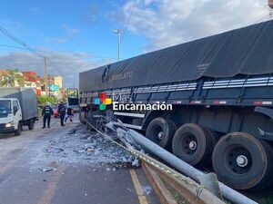 Camión quedo sin frenos y ocasiona grave accidente en Encarnación