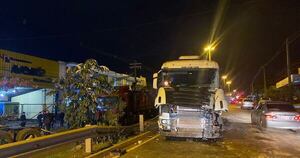 La Nación / Encarnación: camión quedó sin frenos y conductor chocó contra paseo central para evitar víctimas