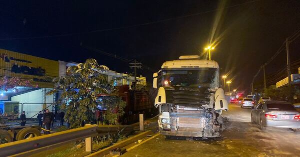 La Nación / Encarnación: camión quedó sin frenos y conductor chocó contra paseo central para evitar víctimas