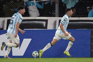 Versus / Una "Maravilla" de Martínez deja a Racing primero en Grupo E de Libertadores
